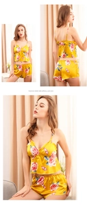 Détails d'ensemble de nuit en satin jaune avec imprimé floral et caraco avec short