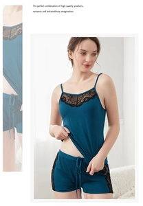 Détail du pyjama en modal bleu canard avec dentelle florale noire et cordon de serrage