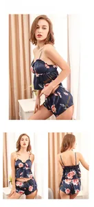 Détail d'un ensemble pyjama en satin bleu foncé avec imprimé roses et bords à volants