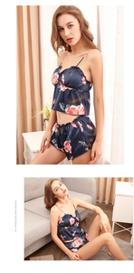 Détails de l'ensemble de pyjama en satin bleu foncé avec fleurs et bords volantés