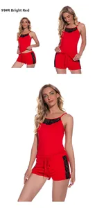 Détail d'un ensemble de pyjama rouge deux pièces avec dentelle noire et bretelles