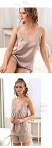 Detail eines Seidensatin-Pyjama-Sets mit Spitzenbesatz am V-Ausschnitt und Shorts