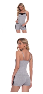 Vue avant et arrière de l'ensemble de pyjama en modal avec dentelle noire et short
