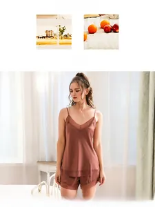 Detail eines eleganten ziegelroten Satin-Pyjama-Sets mit Spitzenbesatz und Netz-V-Ausschnitt