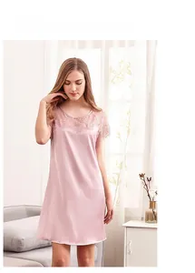 Détail d'une chemise de nuit en soie rose poudré avec dentelle florale au décolleté
