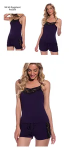 Détail d'un pyjama en modal violet aubergine avec dentelle florale noire cousue