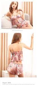 Détail de l'ensemble de pyjama élégant en soie glacée avec imprimé floral rose