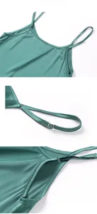 Vue détaillée des bretelles réglables et des boucles en métal sur le pyjama en soie verte