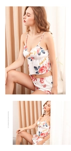 Détail d'un pyjama en satin fleuri avec des bords à volants et un caraco à bretelles