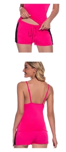 Détail d'un pyjama rose fuchsia avec bretelles réglables et dentelle noire