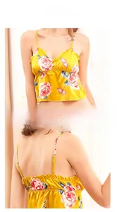 Détail du caraco en satin jaune avec imprimé floral et bordure en dentelle à volants