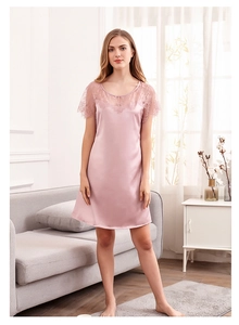 Détail d'une nuisette en satin rose avec dentelle délicate sur le col et les manches
