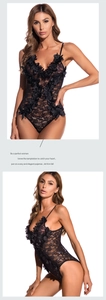 Vue détaillée d'un body en dentelle noire avec col en V profond et appliques florales 3D