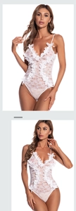 Détail d'un body en dentelle blanche avec appliques florales 3D et décolleté en V