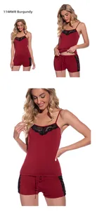 Détails de l'ensemble de nuit en modal bordeaux avec bordures en dentelle florale noire