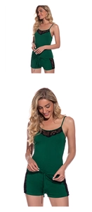 Détail d'un ensemble de pyjama en modal vert foncé avec dentelle noire sur le caraco