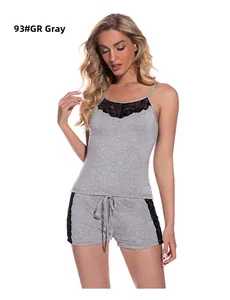 Détail de l'ensemble pyjama gris en fibre de coton avec bordure en dentelle noire délicate