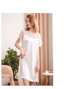 Détail d'une chemise de nuit en soie blanche avec dentelle délicate aux manches et au col