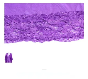 Detail eines lila Netz-Nachthemdsets mit feiner Spitze und transparentem Stoffgewebe