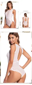 Vue détaillée du body en dentelle blanche et mesh avec ouverture au dos et fleurs brodées