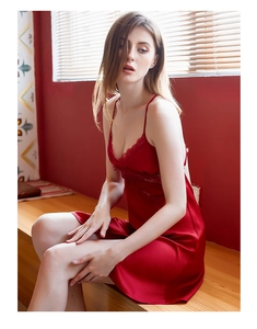 Détail de la nuisette rouge en soie avec dentelle délicate et texture satinée