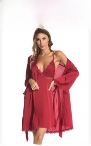 Détails de l'ensemble nuisette en satin rouge avec dentelle et peignoir assorti
