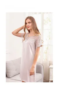 Détail de la dentelle sur l'épaule et la manche d'une chemise de nuit en satin gris argent