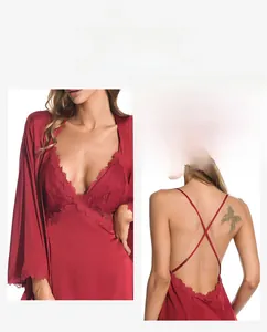 Détail d'une nuisette en satin rouge avec dentelle et bretelles croisées dans le dos