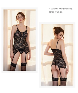 Détail d'un body en dentelle noire avec porte-jarretelles et bas de cuisse assortis