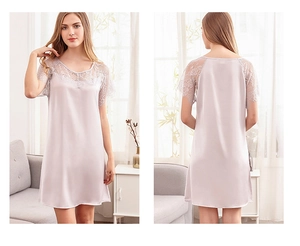 Vues détaillées avant et arrière d'une nuisette en satin mauve avec bordure en dentelle
