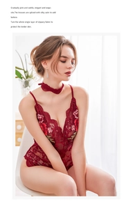 Détail d'un body en dentelle rouge avec broderies florales et accessoire tour de cou