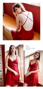 Détails d'une nuisette en satin rouge avec dentelle et dos nu à fines lanières