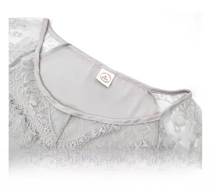 Détail de l'encolure en satin gris avec bordure en dentelle et étiquette taille M