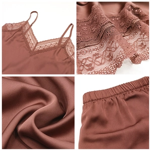 Pyjama-Set aus Seidensatin mit V-Ausschnitt, Spitze und Trägern in Rostrot