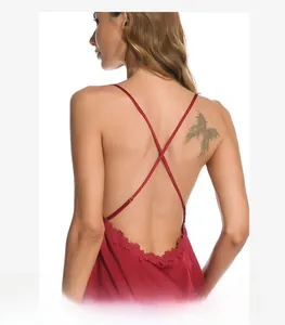 Détail d'une nuisette en satin rouge avec bretelles croisées réglables et broderie dentelle