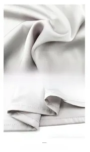 Détail macro du tissu satiné lisse et des coutures soignées sur la nuisette