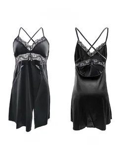Vue détaillée avant et arrière de la chemise de nuit noire en satin avec dentelle et dos nu