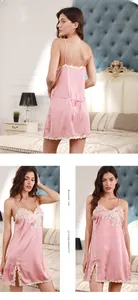 Detail von rosa Satin-Nachtwäsche mit weißem Spitzenbesatz und Seitenschleifen-Schlitz