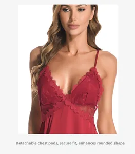 Détail de la nuisette en soie rouge avec dentelle en V et coussinets amovibles