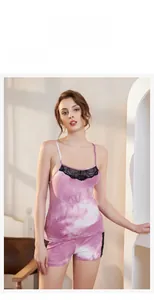 Détail de l'ensemble pyjama tie-dye rose et blanc avec d'élégantes finitions en dentelle
