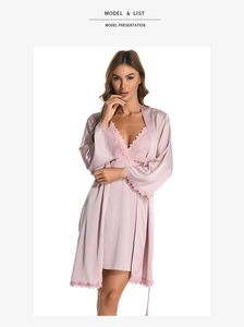 Détail de l'ensemble peignoir en satin rose avec finitions délicates en dentelle de cils