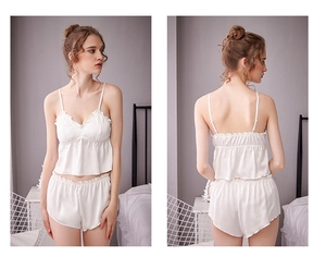 Détails de l'ensemble de pyjama en soie glacée avec caraco et short en blanc crème