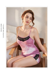 Détails de dentelle noire sur l'ensemble nuisette et short à motif rose tie-dye