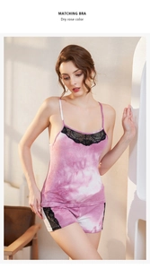 Détail de l'ensemble pyjama tie-dye rose séchée avec bordures en dentelle noire délicate