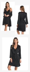 Détails d'un ensemble de peignoir et nuisette en satin noir avec bordure en dentelle