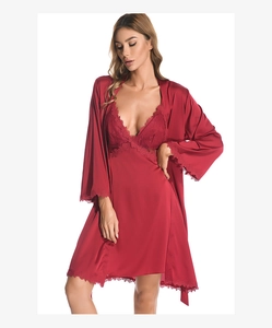 Détails en dentelle sur la robe de chambre en satin bordeaux et l'ourlet de la nuisette