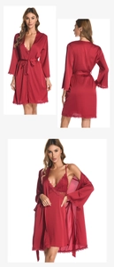 Détail du peignoir en satin de soie rouge vin avec dentelle et ceinture assortie