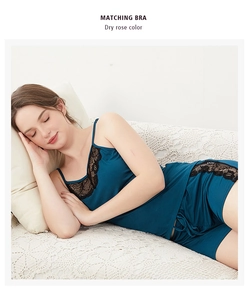 Détail de pyjama vert foncé avec dentelle noire sur un tissu en coton côtelé doux
