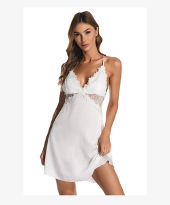 Détail de la nuisette blanche en satin de soie avec dentelle et décolleté en V profond