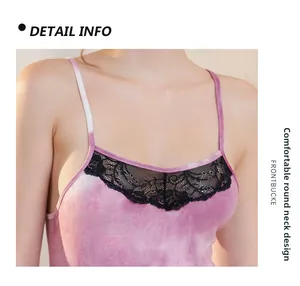 Détail du vêtement de nuit tie-dye rose avec bordure délicate en dentelle noire au décolleté